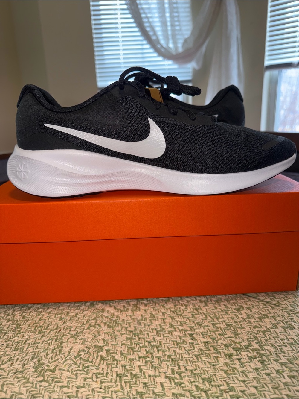 Nike Revolution 7 Black and White Lightweight sneakers size 11 new